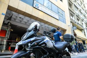 Μηχανές της αστυνομίας έξω από το ΑΤ Ομόνοιας