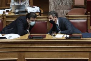 Κυριάκος Πιερρακάκης και Κυριάκος Μητσοτάκης στη Βουλή