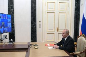 Ο Βλαντίμιρ Πούτιν σε σύσκεψη με αξιωματούχους