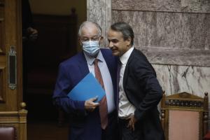 Κωνσταντίνος Τασούλας και Κυριάκος Μητσοτάκης στη Βουλή