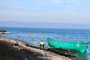 Βάρκες με πρόσφυγες και μετανάστες στην παραλία