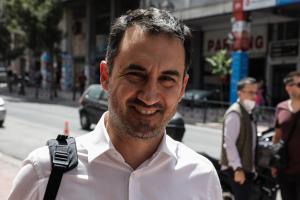 Ο Αλέξης Χαρίτσης σε δρόμο της Αθήνας