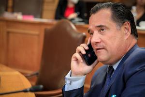 Ο Άδωνις Γεωργιάδης μιλά στο κινητό