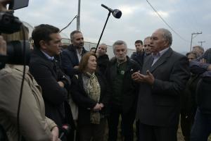 Ο Αλέξης Τσίπρας συνομιλεί με πολίτη στις Σέρρες