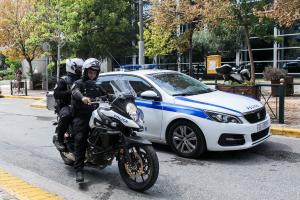 Περιπολικό και αστυνομικοί πάνω σε μηχανή της ΕΛΑΣ
