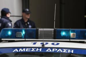 Περιπολικό της ΕΛΑΣ και δύο αστυνομικοί