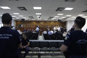 Αστυνομικοί σε δικαστική αίθουσα