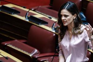 Η Έφη Αχτσιόγλου στη Βουλή