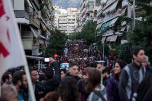 Εκατοντάδες άνθρωποι διαδηλώνουν έξω από το σπίτι της Ιωάννας Κολοβού