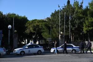 Αστυνομικοί έξω από το Δρομοκαΐτειο