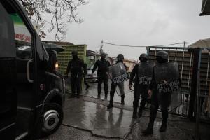 Αστυνομικοί στην προσφυγική δομή του Ελαιώνα