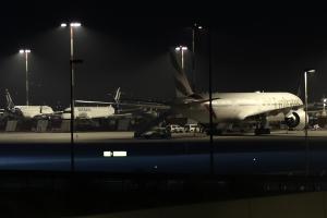 Αεροσκάφος της Emirates στο αεροδρόμιο