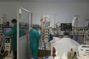 Γιατρός σε ΜΕΘ