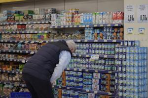 Άνθρωπος τσεκάρει τιμές σε σουπερ μάρκετ