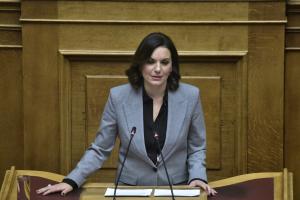 Η Όλγα Κεφαλογιάννη στο βήμα της Βουλής