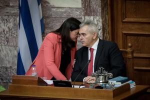 Η Νίκη Κεραμέως και ο Μάξιμος Χαρακόπουλος στη Βουλή