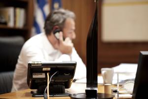 Ο Κυριάκος Μητσοτάκης μιλά στο τηλέφωνο