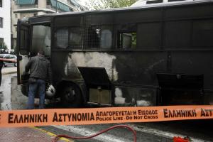 Κλούβα των ΜΑΤ που έχει καεί