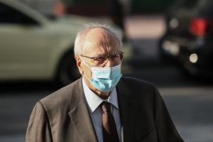 Ο Νίκος Κωνσταντόπουλος με μάσκα