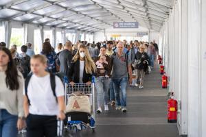 κόσμος σε αεροδρόμιο με μάσκες