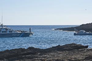 Σκάφη του λιμενικού κοντά στη στεριά