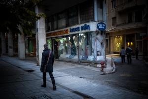 Άνθρωπος μπροστά σε μαγαζί στο κέντρο της Αθήνας