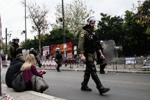 ΜΑΤ έξω από το Πολυτεχνείο