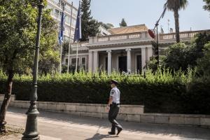 Αστυνομικός έξω από το Μέγαρο Μαξίμου