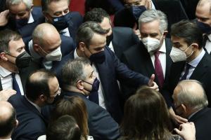 Ο Κυριάκος Μητσοτάκης με κινητό στη Βουλή