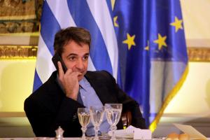 Ο Κυριάκος Μητσοτάκης μιλά στο τηλέφωνο