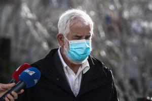 O Πέτρος Φιλιππίδης πρεοσερχόμενος στη δίκη του