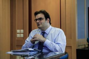 Ο Κυριάκος Πιερρακάκης σε γραφείο