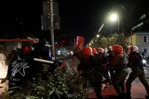 Συγκρούσεις της αστυνομίας με διαδηλωτές στα Προπύλαια