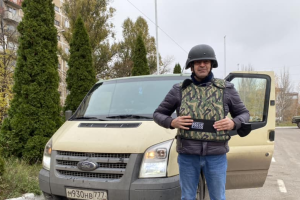 Ο δημοσιογράφος Σπύρος Σιδέρης μπροστά σε φορτηγάκι