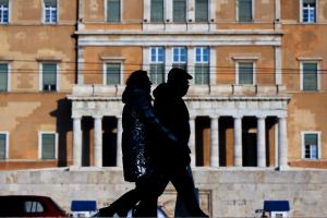 Άνθρωποι περπατούν μπροστά στη Βουλή
