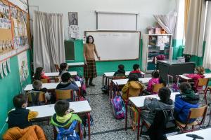 Μαθητές και δασκάλα σε τάξη δημοτικού σχολείου