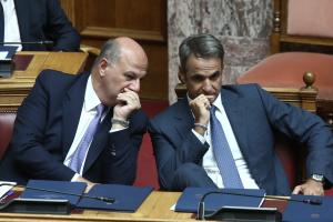 Ο Κώστας Τσιάρας και ο Κυριάκος Μητσοτάκης στα έδρανα της Βουλής