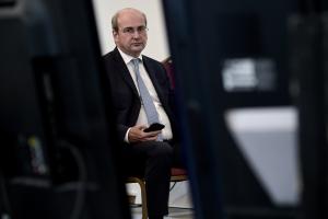 Ο Κωστής Χατζηδάκης με κινητό