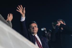 Ο Εκρέμ Ιμάμογλου χαιρετάει
