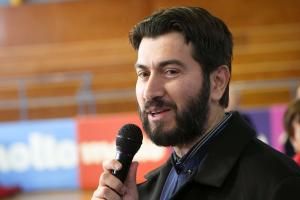 Ο πατέρας Αντώνιος μιλά σε μικρόφωνο