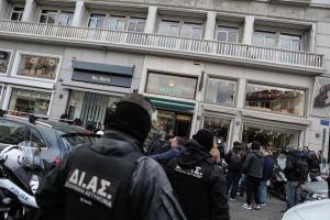 Αστυνομικοί έξω από κατάστημα Rolex
