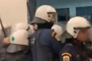 Αστυνομικοί με γκλοπ σε δικαστική αίθουσα
