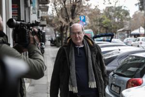Ο Νίκος Φίλης έξω από τα γραφεία του ΣΥΡΙΖΑ