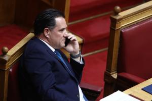 Ο Άδωνις Γεωργιάδης μιλάει στο κινητό στη Βουλή