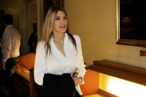 Η Εύα Καϊλή μπροστά σε πίνακα