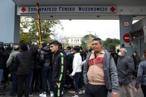 Συγγενείς του 16χρονου Ρομά έξω από το νοσοκομείο