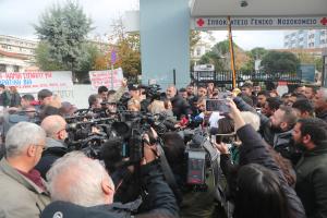 Κόσμος έξω από το νοσοκομείο που νοσηλεύεται ο 16χρονος