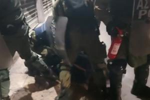 Άνδρες των ΜΑΤ κατά διαδηλωτή