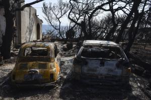 Καμένα αυτοκίνητα από τη φωτιά στο Μάτι