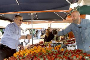 Ο Γιώργος Πατούλης σε λαϊκή αγορά